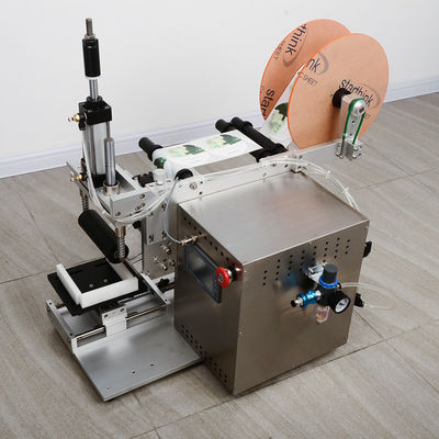 Semi-automatische cosmetische etiketteringsmachine voor platte flessen 750*500*550MM