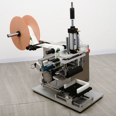 Semi-automatische cosmetische etiketteringsmachine voor platte flessen 750*500*550MM